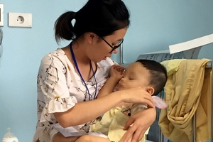 Bà ngoại bé trai 1 tuổi bị bạo hành: Sao họ độc ác thế?