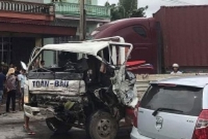 Thái Bình: Xe tải đấu đầu container, 2 người mắc kẹt trong cabin