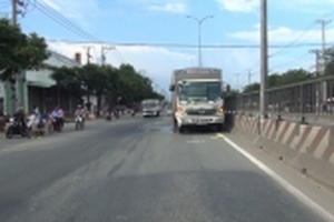 Truy sát, nam thanh niên chạy ra đường bị xe tải tông trúng