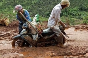 Con chết ngạt trong bụng vì mẹ không thể vượt bùn lầy đi sinh