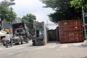 Xe đầu kéo container lật, nhiều người thoát chết