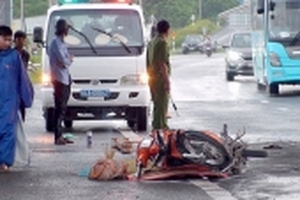 Xe đầu kéo rơi thanh sắt, người đi đường tông trúng tử vong