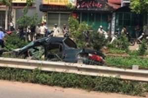 Bắc Giang: Va chạm với tàu hỏa, xe ô tô Camry nát bươm, một người tử vong