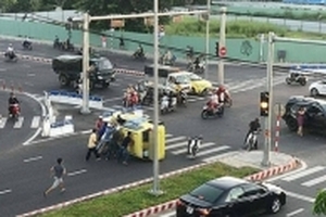 Taxi bị đâm lộn nhiều vòng, nhiều người hợp sức lật xe cứu tài xế