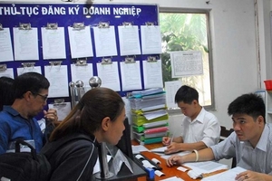 Cài cắm lợi ích nhóm vào giấy phép con