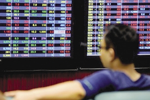 Cổ phiếu ngân hàng lao dốc, VN-Index mất 13 điểm