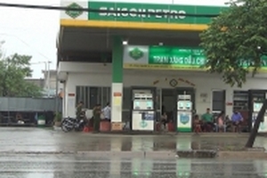 Đậu nhờ bên cạnh cây xăng, xe ô tô Innova bị trộm giữa ban ngày