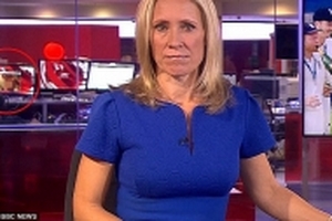 Nhân viên BBC hồn nhiên xem phim nóng trên truyền hình, khán giả được phen hốt hoảng