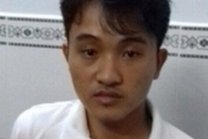 Người chồng ra tay giết vợ rồi ra trước nhà ngồi khóc