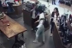 Nam khách hàng tát nữ nhân viên đang mang thai khiến nhiều người bức xúc