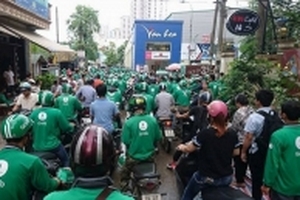 Hàng trăm lái xe GrabBike tụ tập gây ùn tắc cả tuyến phố ở Hà Nội