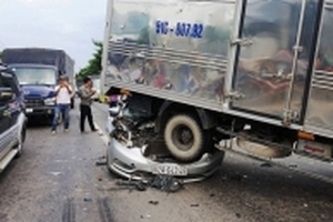 Ô tô 4 chỗ nát bét, kẹt cứng giữa hai xe tải sau tai nạn liên hoàn