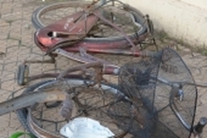 Tông vào xe đạp, xe máy trượt dài gần 20m