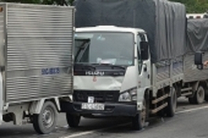 6 ô tô tông liên hoàn khi chờ đèn đỏ