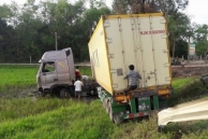 Container san phẳng taluy, lao xuống cày nát ruộng