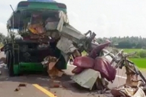 Tai nạn giao thông khiến xe khách biến dạng, 5 người chết ở Bình Định