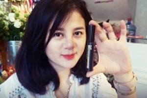 Vì sao Trang Moon lại lấy kem che khuyết điểm để... chuốt mi?