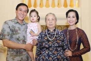 NSND Lan Hương: 'Chồng tôi mà chuyên tâm cho phim ảnh, chắc chắn nổi tiếng hơn tôi nhiều'