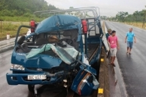 Xe tải nát bét sau cú đâm đuôi, tài xế may mắn thoát nạn