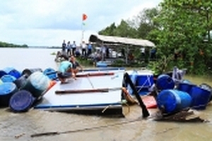 Phó Thủ tướng yêu cầu Bộ Công an điều tra vụ sà lan đâm chìm tàu cát khiến hai mẹ con tử vong