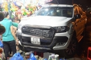 ‘Ma men’ lái ô tô đâm vào cửa hàng tạp hóa, nhiều người thoát chết trong gang tấc