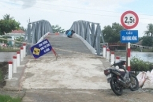 Lãnh đạo xã bỏ biển cấm qua cầu, cho ôtô chở vật tư vào nhà