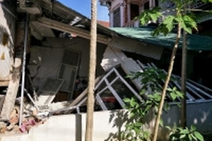 Tránh cụ ông đi xe máy tạt qua đầu, xe container đâm sập hiệu thuốc tây