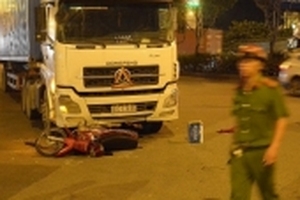 Va chạm với container, nam thanh niên bị cán chết thảm trong đêm