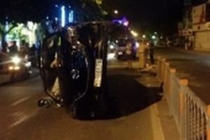 TP HCM: Tông trực diện dải phân cách, ô tô 7 chỗ nằm nghiêng giữa đường