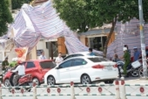 Vụ ô tô GrabCar bị đập phá trước nhà hàng: Phạt nhà hàng 40 triệu đồng