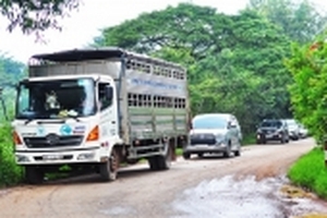 Xe tải ùn ùn né trạm BOT Biên Hoà, gần 20km đường làng bị 'băm nát'