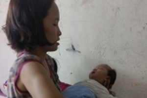 Vụ bỏ lại bé gái 10 ngày tuổi ở Hà Nội: 'Tôi vẫn nuôi cháu bé và đợi mẹ cháu quay lại'