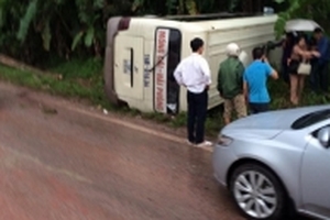 Xe khách lật nghiêng trên đường, nhiều người hoảng loạn kêu cứu