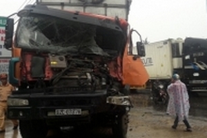 3 xe tải đâm nhau, một tài xế bị thương nặng