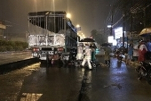 Chạy vào làn xe máy, xe tải gây tai nạn khiến nữ sinh tử vong