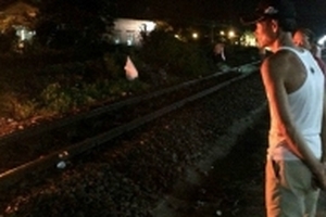 Thanh niên 9X bị tàu hỏa kéo lê hàng chục mét