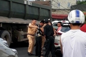 Vi phạm tốc độ, tài xế hất văng xe CSGT trên đường bỏ chạy