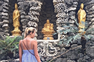 Đến Cam Ranh, ghé thăm ngôi chùa độc đáo được làm từ vỏ ốc, vỏ sò