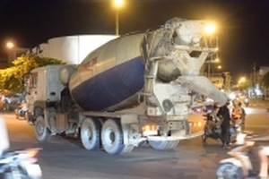 Cán người đàn ông gãy chân, tài xế xe bồn xuống nhìn nạn nhân rồi bỏ đi