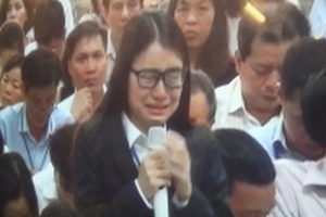 Diễn viên Quỳnh Tứ trong vụ Hà Văn Thắm khóc nức nở tại phiên tòa