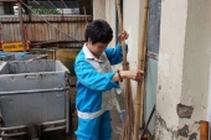 'Lần sau mẹ đừng mặc quần áo lao công đến đón con'