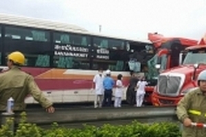 Xe khách giường nằm tông vào đuôi xe biển Lào trên cao tốc Pháp Vân, huy động nhiều xe cấp cứu