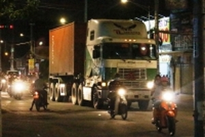 TP HCM: Xe tải vô tư chạy vào đường cấm vào ban đêm