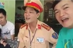 Sau xử phạt, CCGT nổi hứng hát cùng người vi phạm