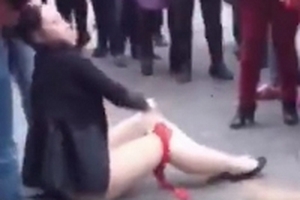 Bồ nhí bị lột đồ, đánh ghen tơi tả giữa phố đông không ai can