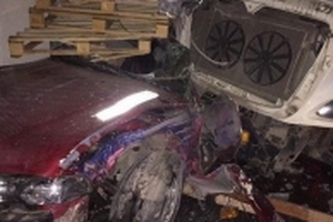 Nửa đêm, container lao vỉa hè nghiền nát xe con