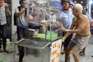 Cụ ông 80 tuổi nói về chuyện cố giành lại xe cá viên chiên từ lực lượng dẹp vỉa hè