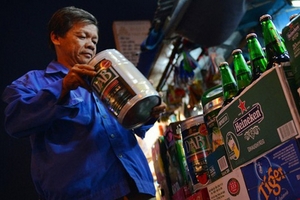 Một chai bia tại Việt Nam chịu thuế ra sao?