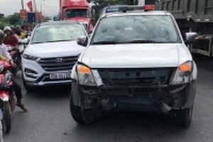 Tạm giam tài xế điên cuồng đâm hỏng xe chuyên dụng của CSGT