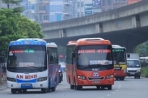 Vắng công an, hàng loạt xe khách thản nhiên 'bò' trên đường vẫy khách